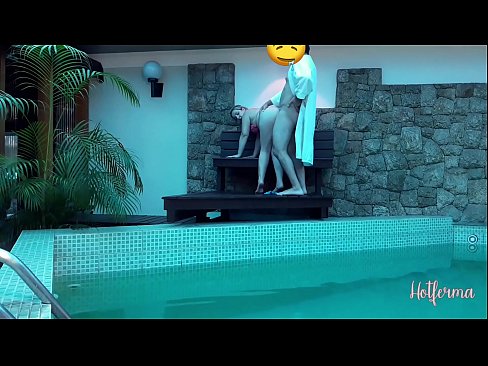 ❤️ Oga pe iranṣẹbinrin si awọn pool, sugbon ko le koju kan gbona ☑ Ohun onihoho didara ❌